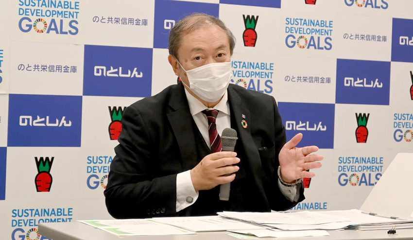 決算を発表する鈴木理事長（11月26日、のとしん国分センター）